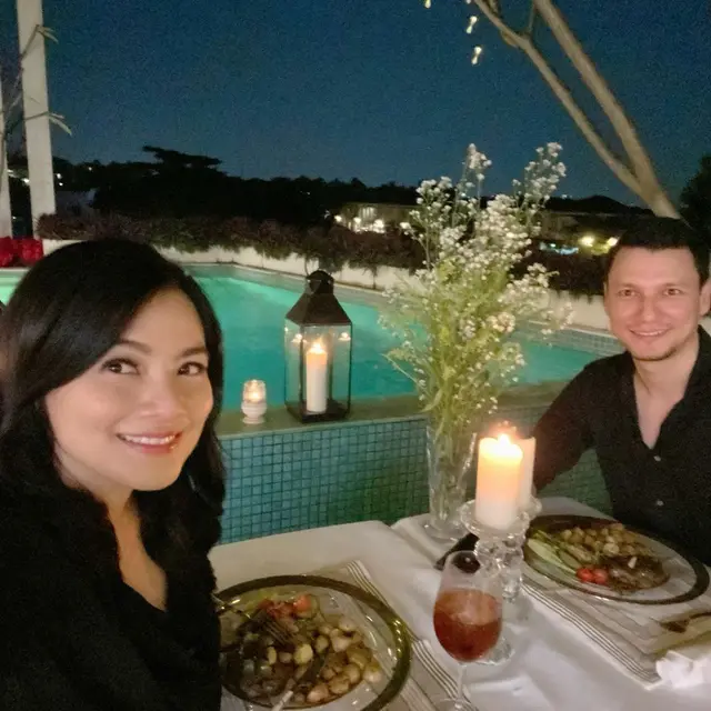 Dekor Sendiri Ini 6 Potret Titi Kamal dan Christian Sugiono Makan Malam Romantis