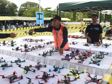 Sejumlah drone dipersiapkan sebelum acara FAI Drone Racing World Cup di Denpasar di pulau resor Indonesia Bali (7/4). Indonesia Drone Racing World Cup 2018 digelar selama tiga hari hingga Minggu 8 April 2018 mendatang. (AFP Photo/Sonny Tumbelaka)