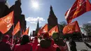 Pendukung partai komunis berkumpul dengan bendera merah untuk memperingati Hari Buruh, juga dikenal sebagai May Day di dekat Red Squaredi Moskow, Rusia, Sabtu (1/5/2021). (AP Photo/Alexander Zemlianichenko)