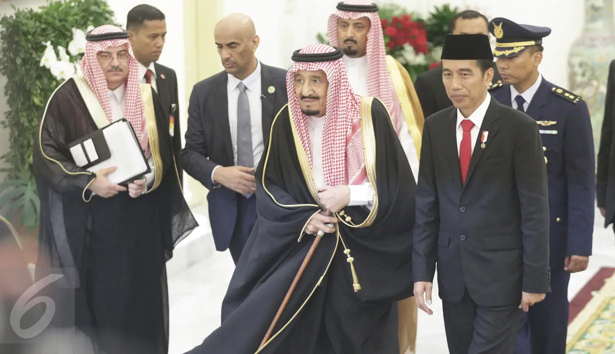 Raja Arab Saudi Salman bin Abdulaziz Al-Saud bersama Presiden Joko Widodo saat berada di Istana Bogor, Jawa Barat, Rabu (1/2). Pemerintah Arab berencana akan menanamkan investasi senilai Rp300 triliun di Indonesia. (Liputan6.com/Angga Yuniar) 