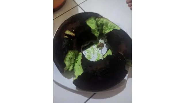 6 Potret Bolu Gosong Ini Tak Sesuai Ekspektasi, Bikin Geleng Kepala