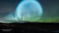 Bola bercahaya yang sangat besar itu terlihat jelas menerangi langit malam (doc:  Alexey Yakovlev)