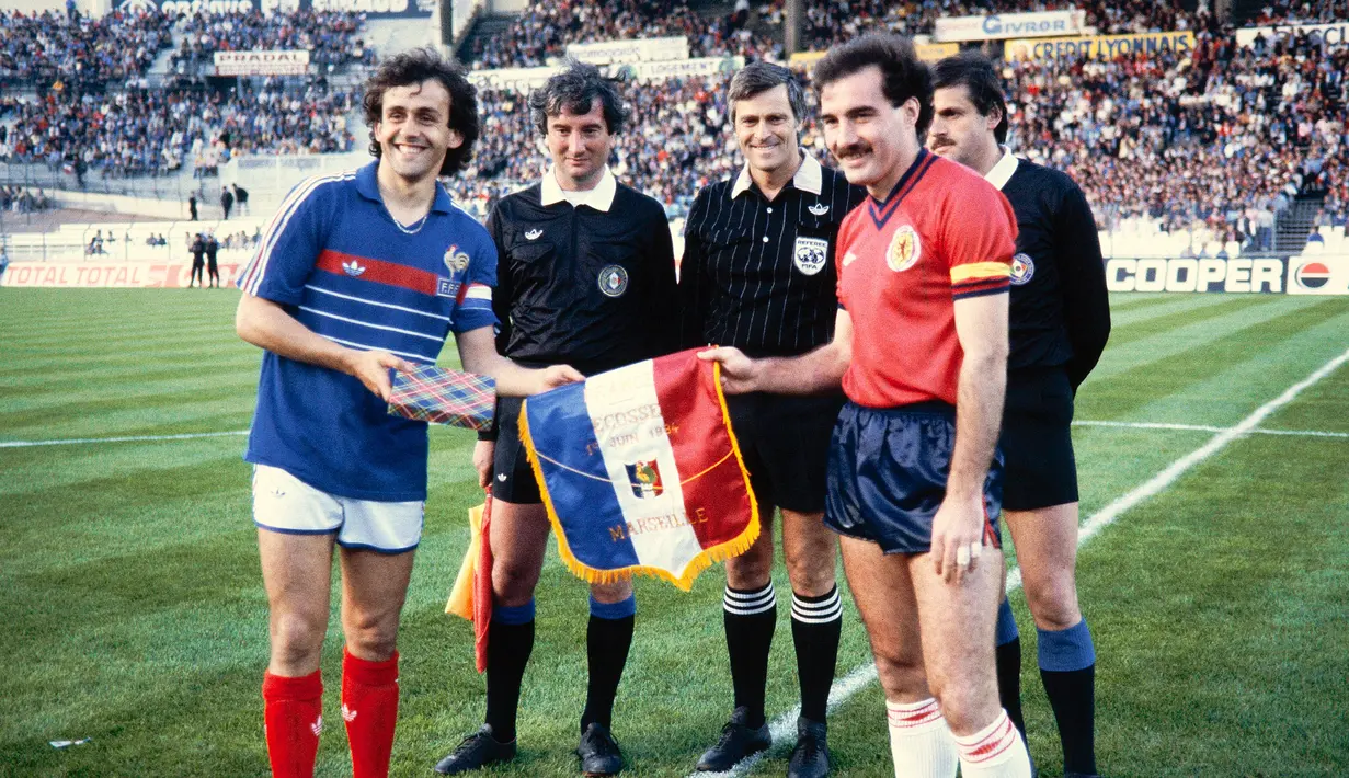 Michel Platini. Eks gelandang serang Prancis yang kini berusia 67 tahun ini menjadi pesepak bola Prancis kedua yang meraih gelar Ballon d'Or. Hebatnya lagi, ia meraihnya tiga kali berurutan pada tahun 1983, 1984 dan 1985. Pada tiga periode tersebut ia mampu menjadi andalan Juventus dalam merebut 2 gelar juara Liga Italia, 1 gelar Coppa Italia, 1 trofi Piala Winners dan 1 trofi Piala Champions. Sementara bersama Timnas Prancis ia sukses mengantarkan Tim Ayam Jago meraih gelar Piala Eropa edisi 1984 saat menjadi tuan rumah. (AFP/Laurent Gomis)