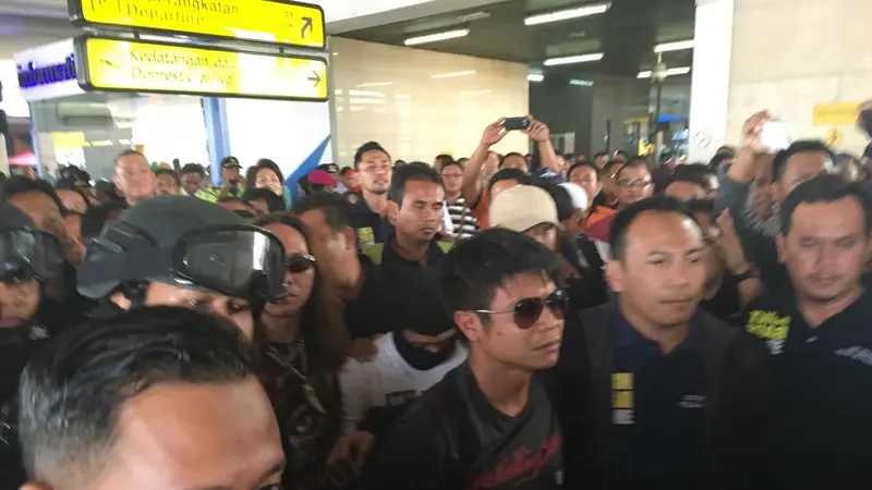 Tiba di Bandara Soetta, Pelaku Mutilasi Ibu Hamil Dikawal Ketat