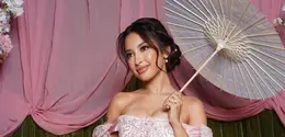Berlangsung di Yema, acara tersebut tampak mengusung nuansa cottagecore dan regencycore ala serial Bridgerton, menghadirkan suasana taman klasik yang romantis sekaligus hangat. [@jennifercoppenreal20].