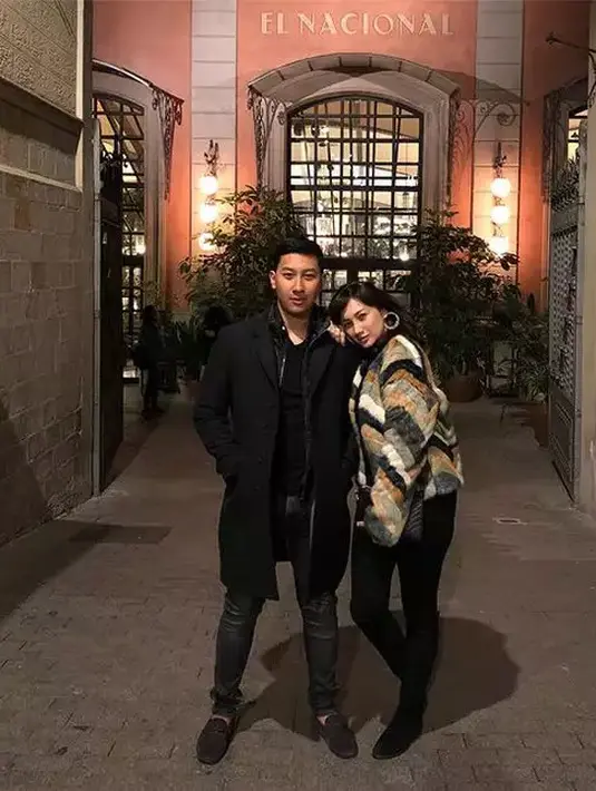 Selama ini, mantan istri Tommy Soeharto itu juga dikenal awet muda. Meski usianya mendekati kepala lima, tapi ia kerap dipuji awet muda. Sedangkan Dharma memiliki postur yang gagah seperti ayahnya. [Instagram/tatacahyani]