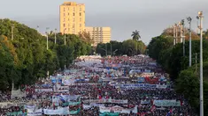 Ribuan orang melakukan long march di Havana Revolution Square saat menggelar aksi pawai di peringatan May Day 2016 atau Hari Buruh Sedunia di Havana, Kuba, Minggu (1/5). (REUTERS/Enrique de la Osa)