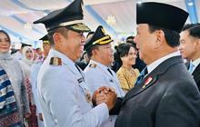 VIDEO: Momen Lucu Prabowo Goyang-Goyang Dedi Mulyadi saat Salaman Usai Pelantikan Kepala Daerah
