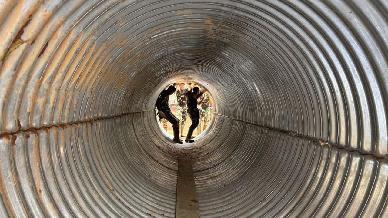Prajurit TNI Kerja Keras Buka Akses Jalan Terisolir di Tukka Pasca Longsor