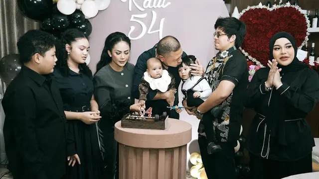 Disebut Kembar oleh Warganet, Begini Foto-foto Baby Azura saat Digendong Kellen Lemos