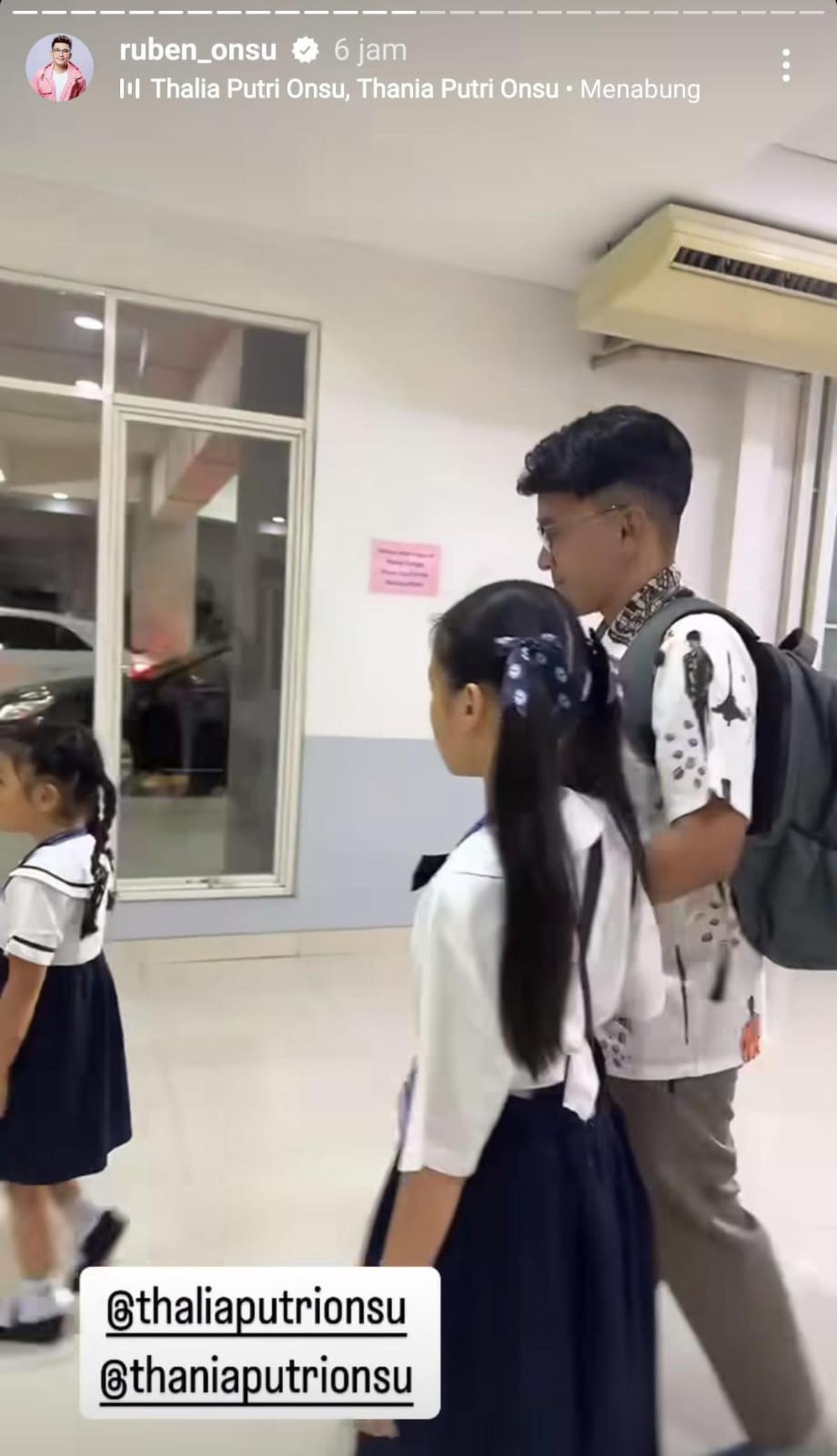 Potret Ruben Onsu Semangat Antar Thalia dan Thania Sekolah