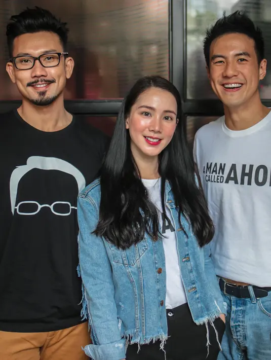 Pemain 'A Man Called Ahok', Denny Sumargo, Jill Gladys, Daniel Mananta berpose bersama  saat promo film terbarunya di Gedung KLY Gondangdia, Jakarta, Selasa (30/10). Film ini diproduksi oleh The United Team of Art . (Liputan6.com/Faizal Fanani)