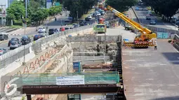 Pekerja menyelesaikan pembangunan MRT di kawasan Blok M dan Sudirman, Jakarta, (23/7). Kendala yang dihadapi dalam pembebasan lahan untuk MRT, karena banyaknya warga yang meminta lahannya dibeli dengan harga di atas NJOP. Liputan6.com/Helmi Afandi)