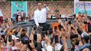 Calon Presiden nomor urut 1, Anies Baswedan menyapa para pendukungnya dalam rapat umum kampanyenya di Bandar Lampung, Indonesia, Minggu, 14 Januari 2024. (AP Photo/Achmad Ibrahim)