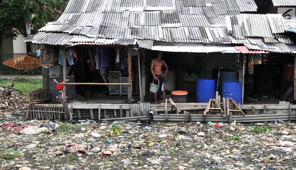 Aktivitas warga di pinggiran Kali Pisang Batu yang dipenuhi sampah, Tarumajaya, Bekasi, Jawa Barat, Rabu (9/1). Warga tetap melakukan aktivitas meski bau tak sedap menghantui mereka akibat tumpukan sampah di kali tersebut. (Merdeka.com/Iqbal S. Nugroho)