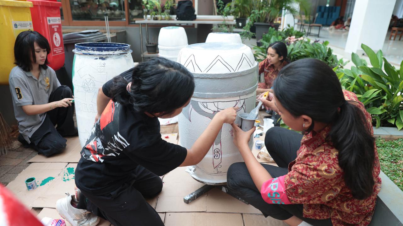 Barang Bekas Disulap Jadi Karya Seni