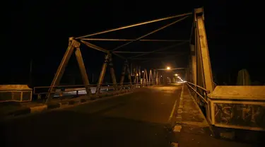 Jembatan Bacem yang membelah kali Bengawan Solo ini tersohor di kala masa pemberontakan Partai Komunis Indonesia. Dahulu, di tempat ini menjadi tempat eskekusi mati. 