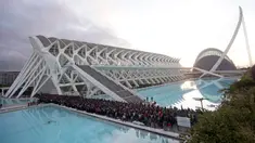 Ribuan relawan berkumpul di kompleks budaya City of Arts and Sciences untuk mendapatkan jadwal kerja guna membantu operasi pembersihan setelah banjir di Valencia, Spanyol, Sabtu, 2 November 2024. (AP Photo/Alberto Saiz)
