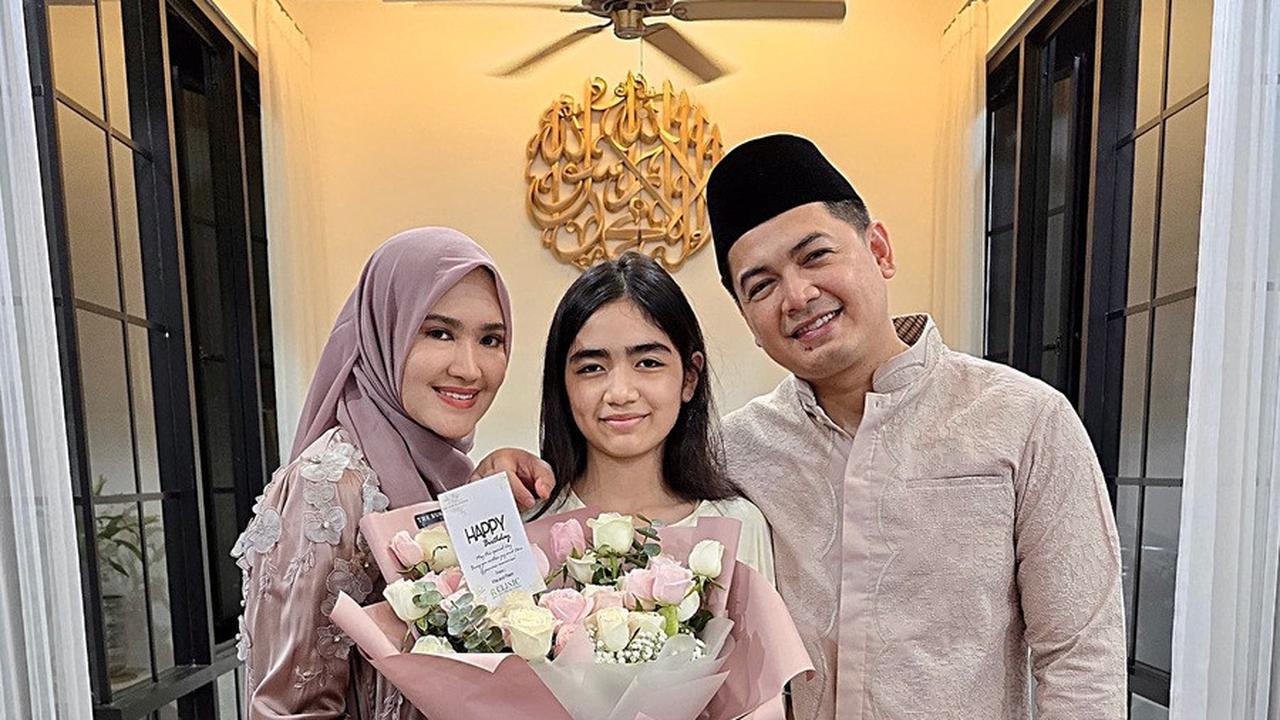 Tommy Kurniawan tampak bahagia berfoto bersama anak perempuannya dari Tania Nadira, sementara Lisya Nurrahmi, meskipun sebagai ibu sambung, dikenal sangat menyayangi anak-anak Tommy dari pernikahan sebelumnya.<br>