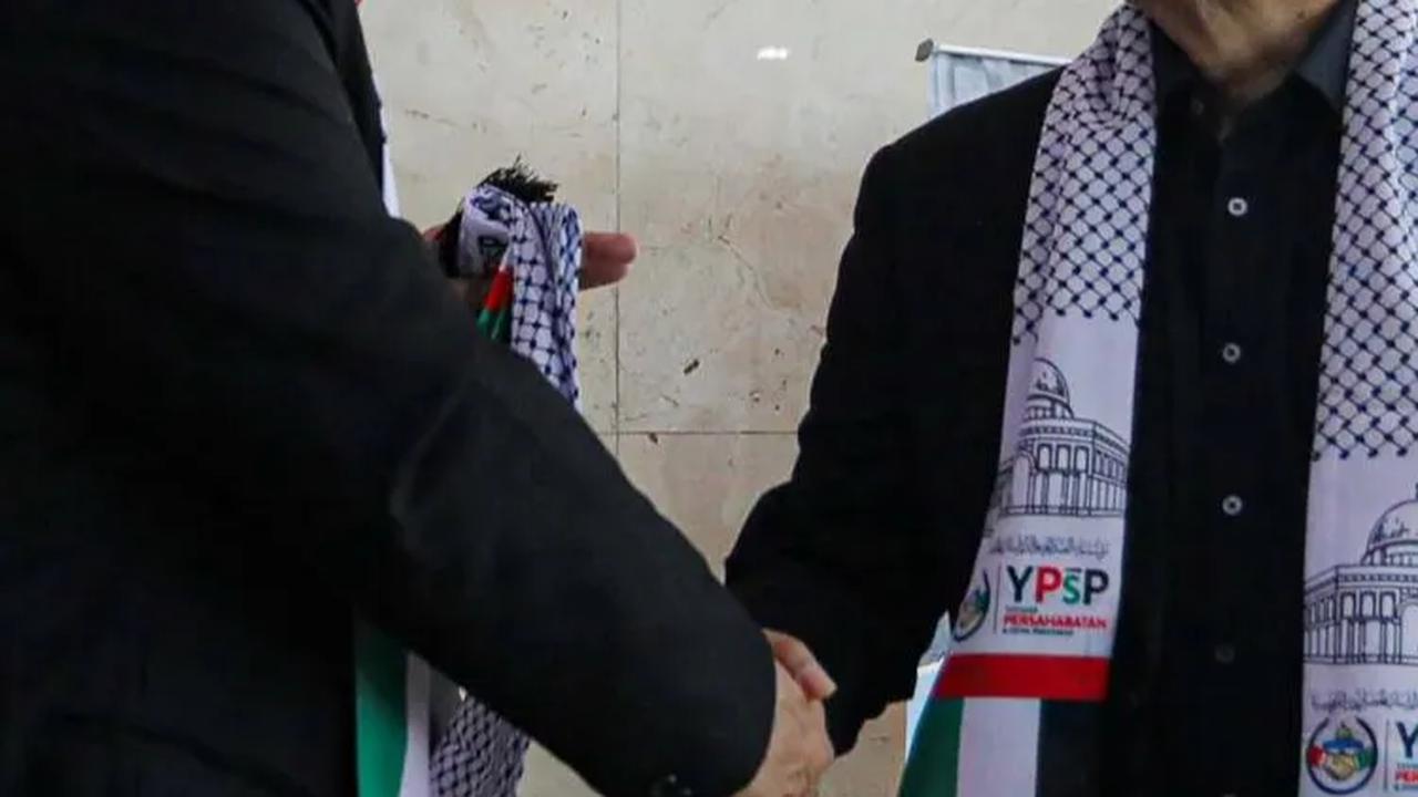 Pemberian syal ini sebagai bentuk pesan dan doa untuk rakyat Palestina yang saat ini masih berkonflik dengan Israel.