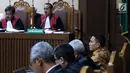 Bupati nonaktif Bener Meriah, Ahmadi (kanan) menyimak keterangan saksi saat menjalani sidang lanjutan dugaan suap alokasi dan anggaran Dana Otonomi Khusus Aceh di Pengadilan Tipikor, Jakarta, Senin (15/10). (Liputan6.com/Helmi Fithriansyah)
