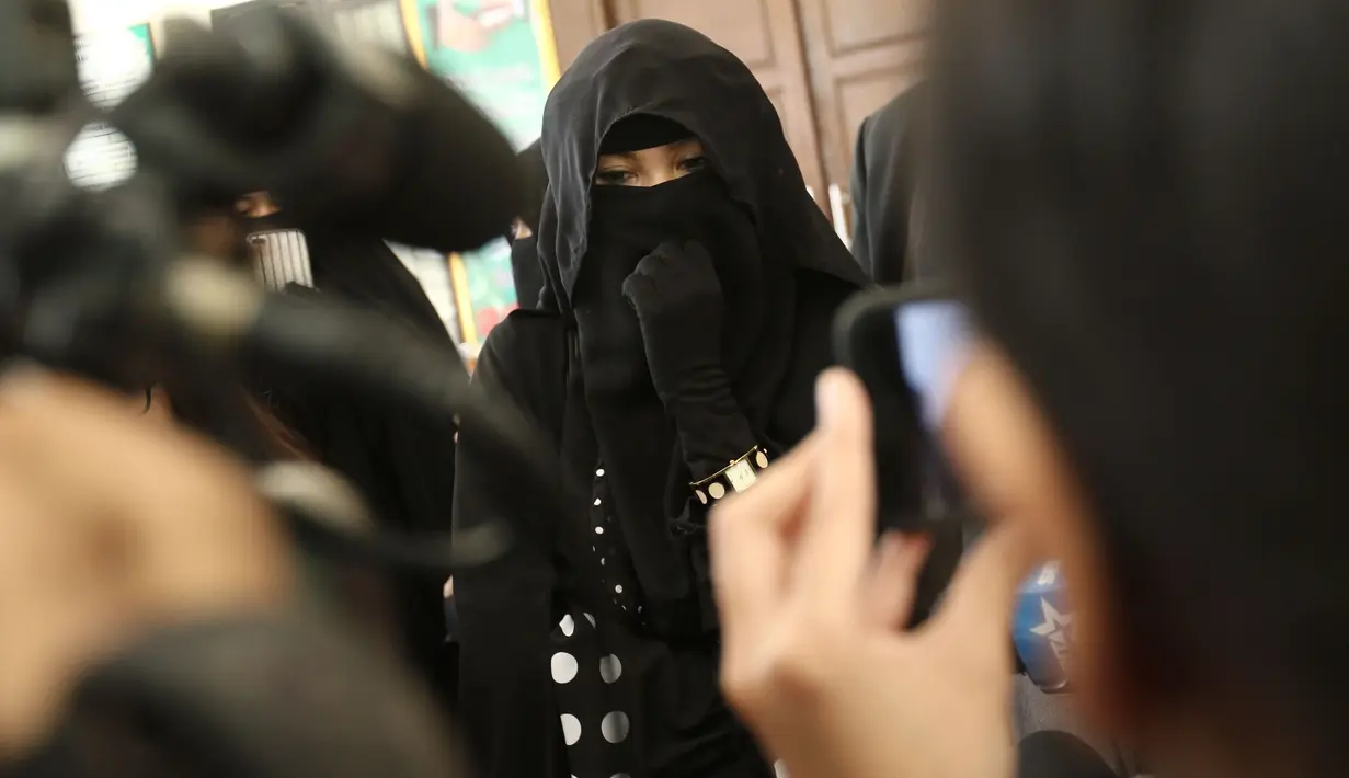 "Sudah pernah berusaha mempertahankan, tapi sepertinya Allah mentakdirkan lain. Jadi sepertinya sudah diselesaikan sajalah. Secara agama sudah selesai bahkan masa iddah udah selesai," kata Indadari di PA Depok, Selasa (31/10). (Nurwahyunan/Bintang.com)