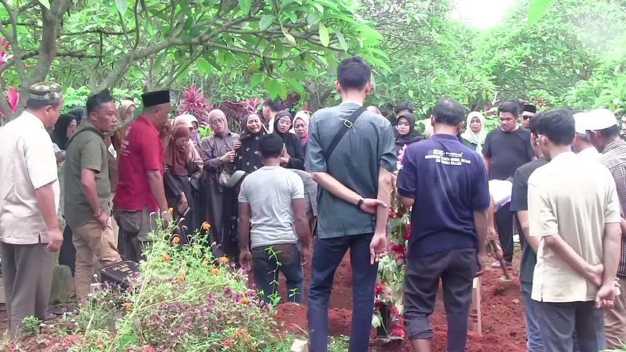 Prosesi pemakaman Supriyani (62), korban pembunuhan tragis di Desa Fajar Baru, Kecamatan Jati Agung, Lampung Selatan.
