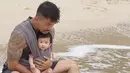 Meski sibuk dengan pekerjaannya sebagai seorang aktor, namun Rio tak melupakan peran pentingnya sebagai ayah. Di tengah kesibukannya, Rio seringkali bermain dan mengajak sang buah hati berlibur. (Instagram/riodewanto)