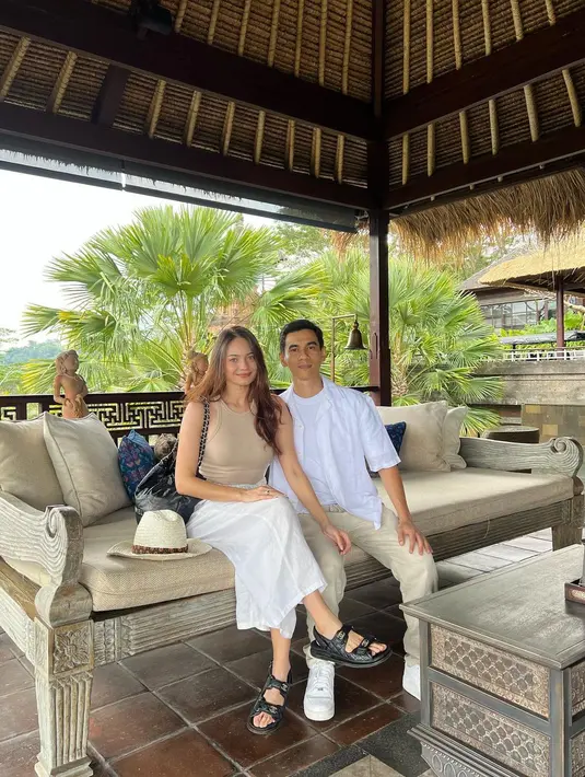 Sebaliknya, Molen mengenakan kaus putih, dilapisi dengan kemeja putih, dan celana panjang cokelat. Foto: Instagram.