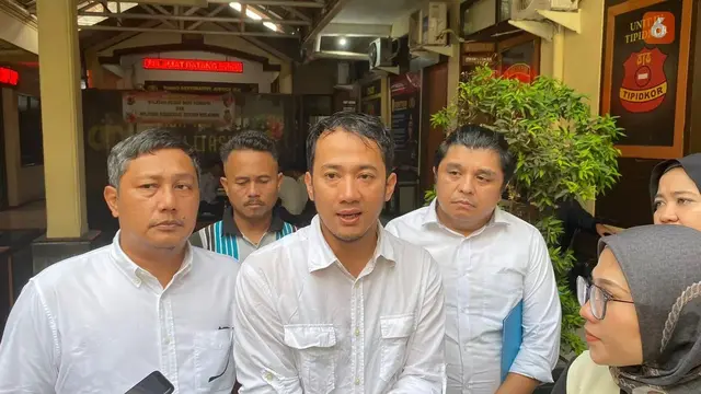 Ayah korban, Dudi (tengah), saat mendatangi Polres Sukabumi Kota