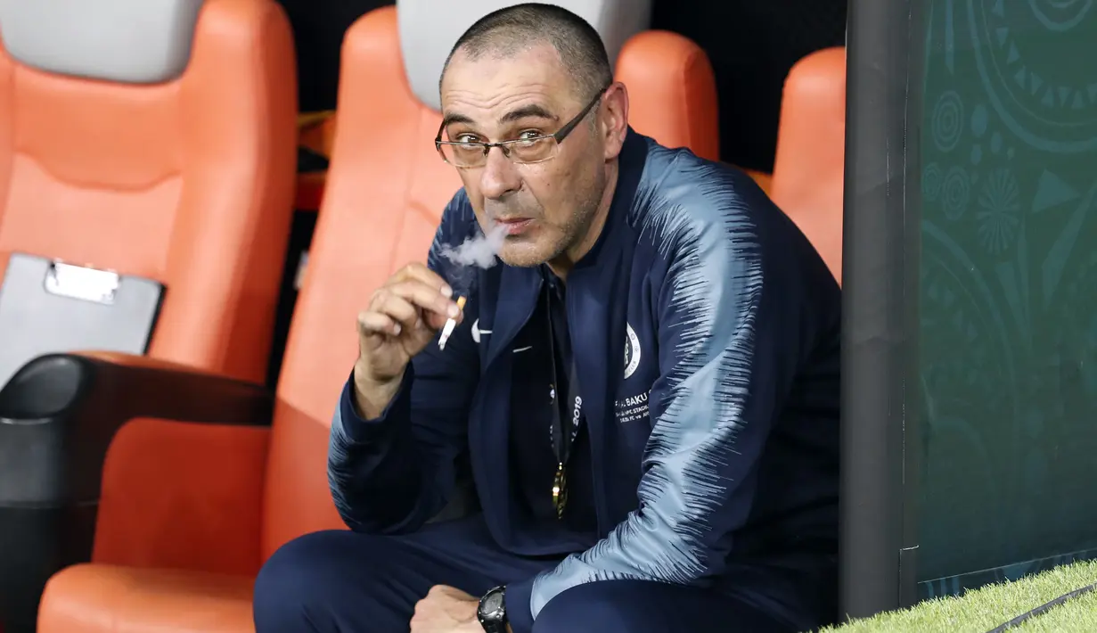 Bila Maurizio Sarri hanya butuh istirahat 8 jam tiap harinya, artinya dalam waktu 16 jam ia mampu merokok tiap 12 menit sekali dengan konsumsi mendekati 80 batang per hari. ( AP/Darko Bandic )
