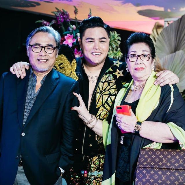 Potret Erna Ibunda Ivan Gunawan yang Stylish Banget. (Sumber: Instagram/@ernagunawan2)