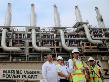 Presiden Joko Widodo memberikan keterangan pers usai meresmikan Marine Vessel Power Plant di Pelabuhan IPC, Jakarta, Selasa (8/12/2015). Marine Vessel Power Plant adalah kapal buatan Turki yang disewa oleh PLN selama 5 tahun. (Liputan6.com/Faizal Fanani)