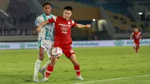 Pemain asing Persis Solo, Sho Yamamoto, saat berusaha melindungi bola dan rebutan pemain PSBS Biak pada pertandingan pekan ke-15 BRI Liga 1 2024/2025 di Stadion Manahan, Solo, Senin (16/12/2024). (Bola.com/Radifa Arsa)