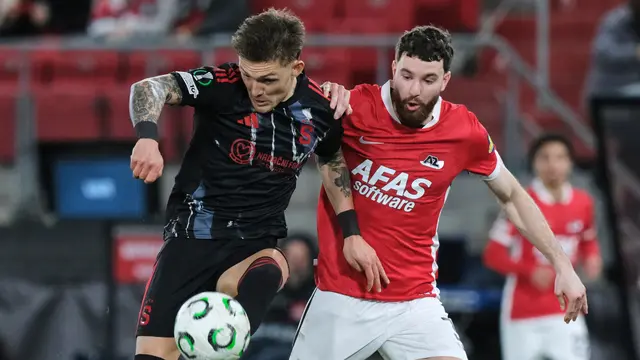 Pemain Sparta Praha Angelo Preciado (kiri) berebut bola dengan pemain AZ Alkmaar Mees de Wit