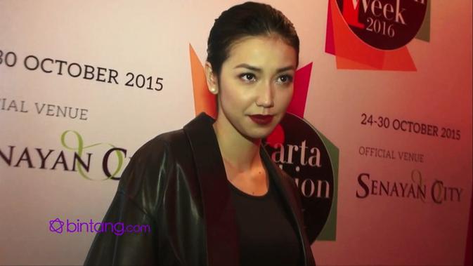 Velove Vexia Pakai Baju Rancangan Pacar Fashion Fimela Com