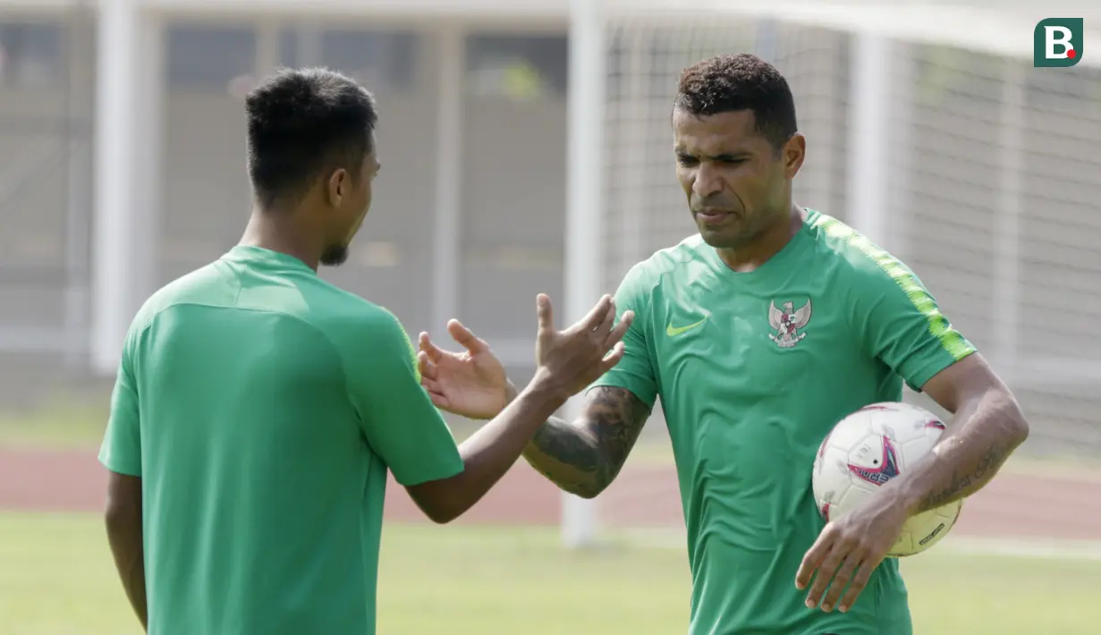 Pemain Timnas Indonesia, Beto Goncalves, berdiskusi dengan Muhammad Hargianto, usai latihan di Stadion Madya Senayan, Jakarta, Rabu (21/11). Latihan ini persiapan jelang laga Piala AFF 2018 melawan Filipina. (Bola.com/M. Iqbal Ichsan)