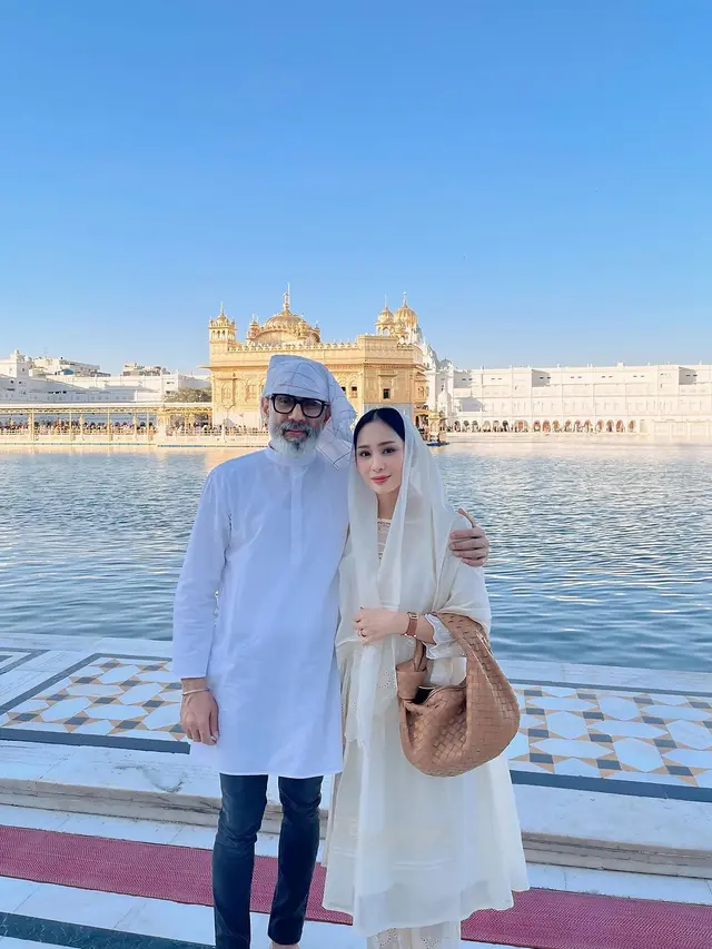 6 Gaya Bunga Zainal Ikut Suami Jalani Ibadah Sikh di India, Tampil Anggun Berkerudung