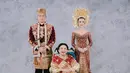 Melihat potret Kusuma Puteri dan suami dalam balutan baju adat Minang dan kain Songketnya. Duduk di kursi roda yang diletakkan di tengah pengantin, sang nenek tampil elegan juga dalam balutan outfit bernuansa serasi. [Foto: Instagram/kusumaputeri]