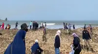 Aksi bersih-bersih di Pantai Loji, Sukabumi yang sebelumnya disebut Pandawara Group sebagai pantai terkotor ke-4 di Indonesia. (dok. tangkapan layar TikTok @rvnawilaaaa/https://www.tiktok.com/@rvnawilaaaa/video/7285945909244955909)