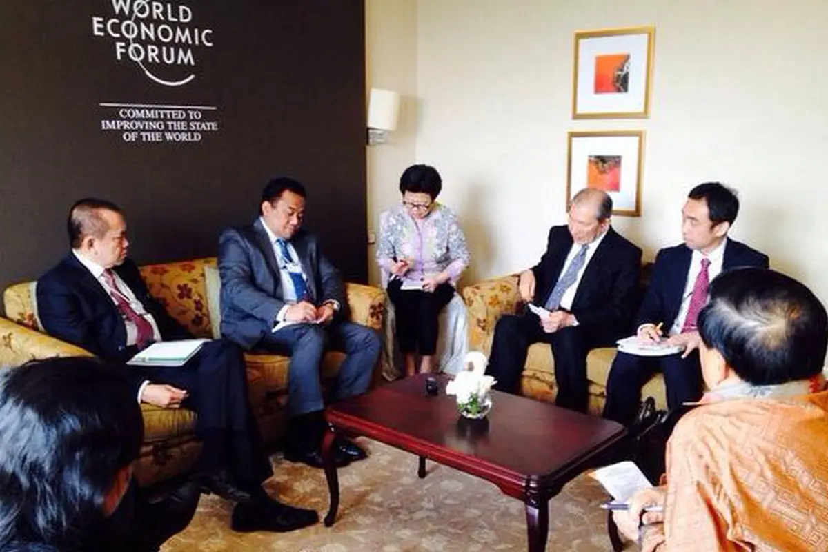 Menteri Perdagangan RachmatGobel dengan Senior vice President JICA, Hideaki Domichi dalam rangkaian WEF. 