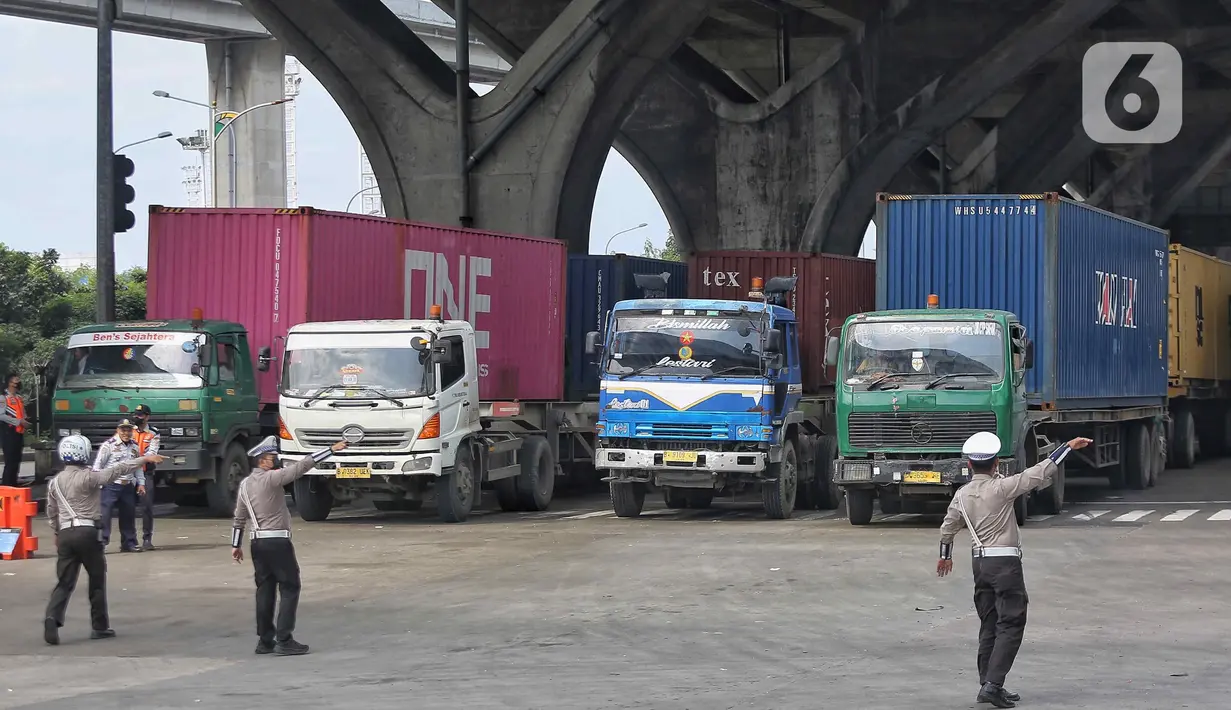 Volume kendaraan besar seperti truk kontainer mendominasi arus lalu lintas menuju kawasan Pelabuhan Tanjung Priok, Jakarta. (Liputan6.com/Angga Yuniar)
