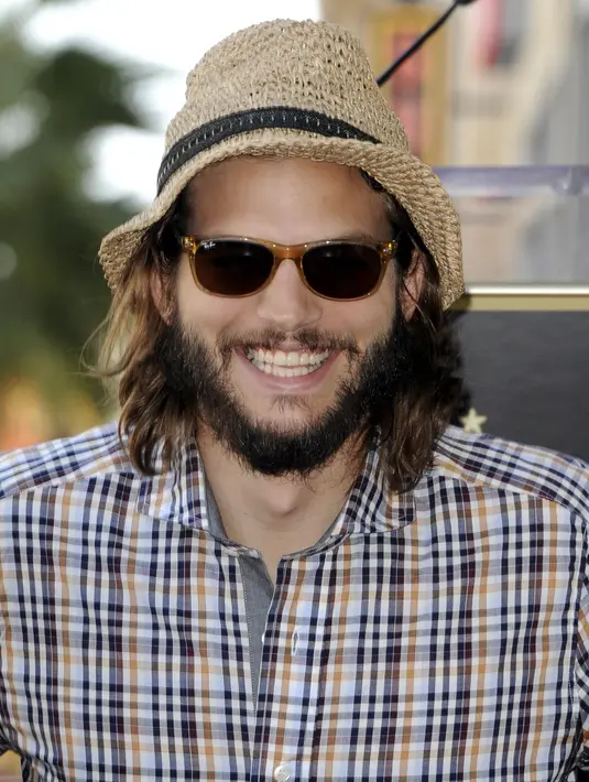 Ashton Kutcher memang sering terlihat dengan gaya rambut cepak yang rapi dan membuatnya sangat tampan. Namun dengan rambut gondrong dirinya terlihat santai dan tidak menghilangkan pesonanya sedikit pun. (Bintang/EPA)
