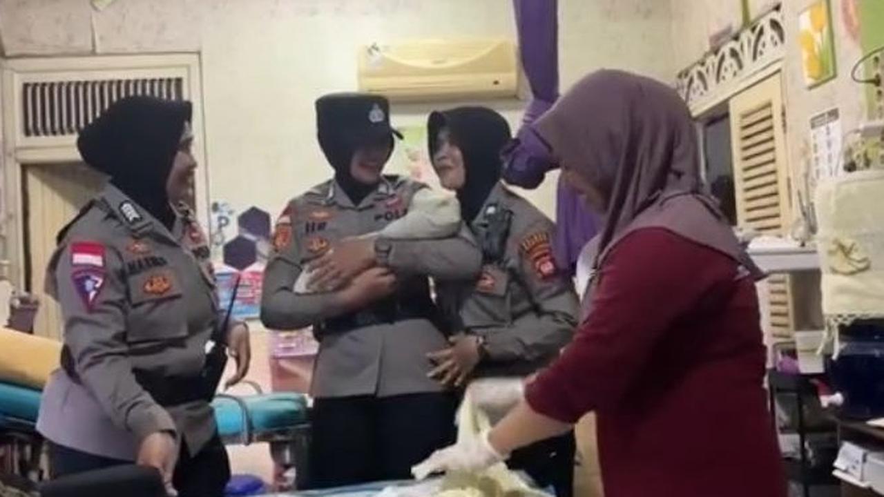 Viral Aksi Sigap Polwan dan Satlantas Bantu Ibu Hamil di Sambas yang Akan Melahirkan, Bikin Haru
