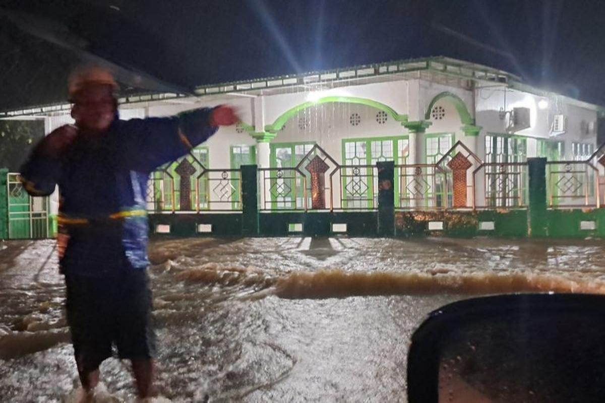 Hujan Deras 5 Jam, Kabupaten Barru Sulawesi Selatan Lumpuh Akibat Banjir
