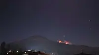 Api berkobar di lereng gunung Sumbing, Minggu, 11 Agustus 2019 malam. (foto: Liputan6.com/fokussaba-dok.warga/edhie prayitno ige)