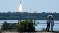 Warga menyaksikan peluncuran PSLV-C34 milik ISRO yang mengangkut 20 satelit di Sriharikota, area pesisir timur India, Rabu (22/6). Roket buatan India itu sudah 34 kali meluncurkan satelit. (Arun Sankar/AFP)
