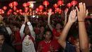 Suporter Machester United terlihat senang usai acara nonton bareng Liga Premier Inggris antara Liverpool vs Manchester United di Mall Sumarecon Bekasi, Jawa Barat, Minggu (17/1/2016). (Bola.com/Nicklas Hanoatubun)