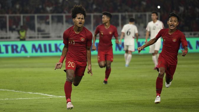 Striker Timnas Indonesia U-19, Bagus Alfikri, merayakan gol yang dicetaknya ke gawang Timnas Korea Utara pada laga Kualifikasi AFC U-19 2020 di Stadion GBK, Jakarta, Minggu (10/11). Indonesia U-19 berhasil menahan imbang 1-1 DPR Korea. (Bola.com/Yoppy Renato)