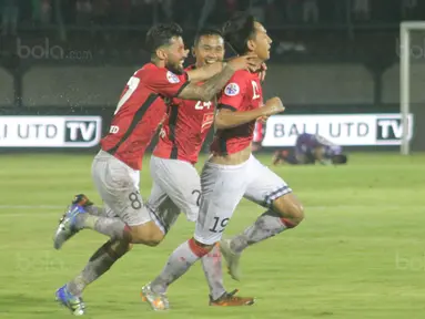 Para pemain Bali United merayakan gol yang dicetak Hanis Saghara ke gawang Tampines Rovers pada laga kualifikasi Liga Champions Asia di Stadion I Wayan Dipta, Gianyar, Selasa (16/1/2018). Bali menang 3-1 atas Tampines. (Bola.com/Ronald Seger)